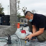 藝術(shù)家透過「洗洞」分別在地面鑿出六個(gè)洞，再運(yùn)用螺紋吊環(huán)固定，為確保藝術(shù)品安全坐落於此。
