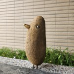 將這些原石創(chuàng)作成一隻隻逗趣、富有生命力的鳥(niǎo)兒，用藝術(shù)家的「鐵石心藏」展現(xiàn)每段故事的獨(dú)特之處。