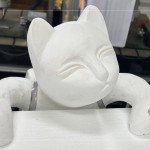 構(gòu)圖變?yōu)榱Ⅲw，透過保麗龍模型確認(rèn)肌理線條，琢磨表情細(xì)節(jié)，打造唯妙唯俏的藝術(shù)品。