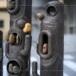 鐵雕藝術(shù)家－王忠龍化腐朽為神奇，結(jié)合舊五金與渾然天成的原石，譜下一曲「幸福樂章」。