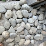 這些原石並非只是冰冷的礦石，而是帶有靈魂的存在，每一塊石頭都有它獨(dú)特的特質(zhì)，有的沉靜而深沈，有的活潑而生動(dòng)。