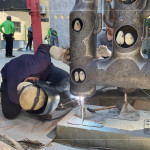 師傅燒焊鐵線進(jìn)行固定，確保藝術(shù)品安全穩(wěn)定的座落在此。