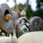 鳥兒穿梭在沉重的鐵件之中，呈現(xiàn)作品的趣味性與獨(dú)特性，賦予一股靈動的生命力。