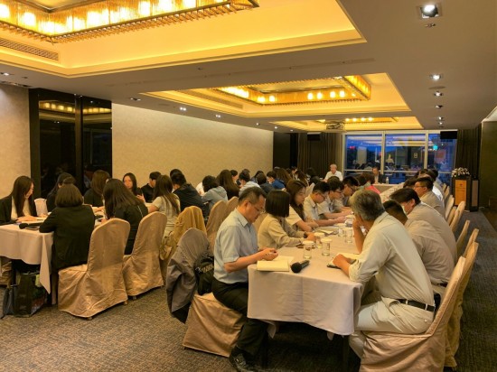 每月月底，是新業(yè)團隊齊聚的時刻。分享自身工作經(jīng)驗與回饋，展開跨時代、跨部門的對話。