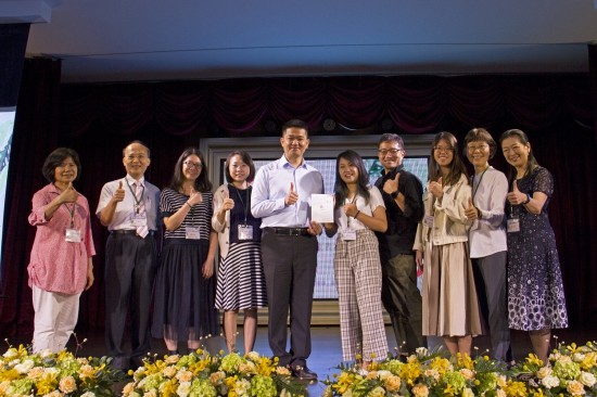 「用生命去影響另一個生命，是一件很美好的事」，感謝公益的路上有一群張老師們的陪伴。圖為新業(yè)建設楊世偉經(jīng)理（圖中）頒發(fā)聘書給張老師群。