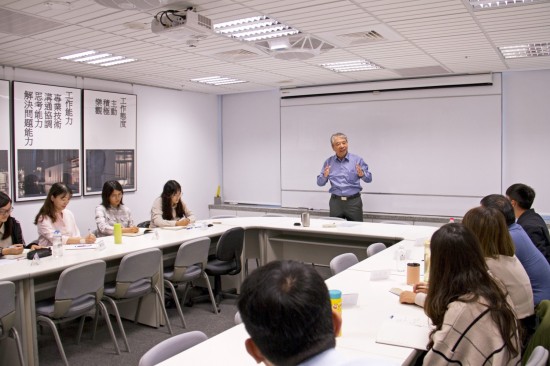 新業(yè)建設名譽董事長穆椿松先生（圖中），親自教導新業(yè)的文化與理念，期盼在座同仁以這份職人哲學為念，持續(xù)傳遞下去。