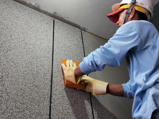 抿石子工法雖較為費工費時，但成果不僅增添多樣化的表情，也可防水並避免剝落。職人細膩的擦拭著，這份用心是讓泥作工程更有質(zhì)感的關(guān)鍵。