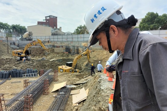 藝術(shù)家王忠龍聽著石頭們要與他說的故事，透過製作過程與他們對話，譜出每一段獨一無二的樂曲。