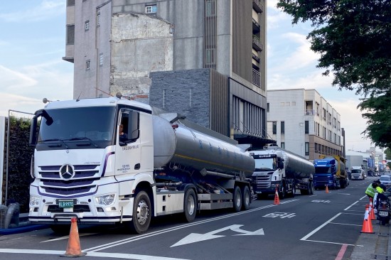 大旱當(dāng)前，滴滴珍貴的水資源，
#新業(yè) 無償分享給民生、中科產(chǎn)業(yè)用水。