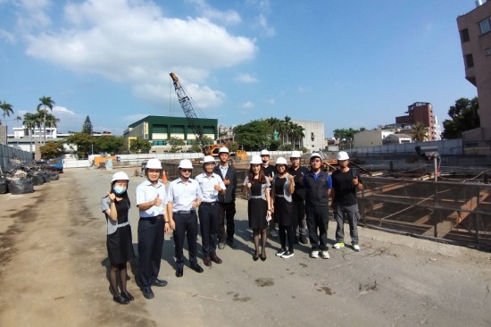 新業(yè)更璀璨的未來(lái)，會(huì)在你我並肩同行的道路上，逐步實(shí)現(xiàn)。