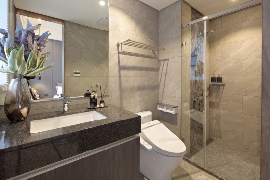 易清潔不卡垢的洗手檯面，搭配下方完整的收納空間，暖心的乾溼分離設(shè)計(jì)，讓整個(gè)衛(wèi)浴空間乾爽、舒適、宜人。