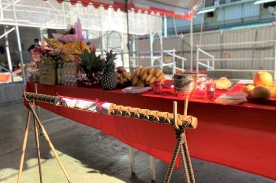 在颱風來臨前夕，新業(yè)擇一天太陽露臉的好日子，於吉時舉行【新業(yè)自由居】上樑儀式。