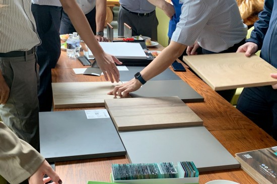 輕觸板材的材質(zhì)質(zhì)地，觀察設(shè)計調(diào)性、紋路，職人細細琢磨，以講究打造生活，成為職人選品的千種理由。