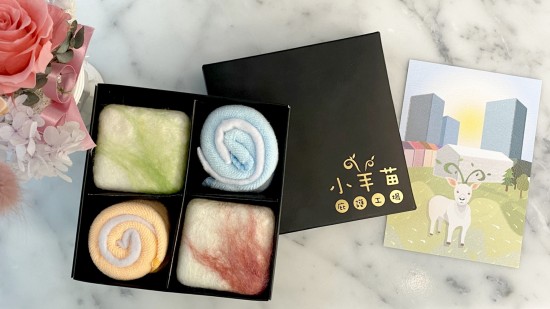 羊毛皂由小羊苗庇護(hù)工場(chǎng)內(nèi)的身心障礙員工獨(dú)立完成，作畫(huà)般揮灑而成的創(chuàng)意，絲絲羊毛如一抹夕陽(yáng)雲(yún)彩般的色調(diào)。