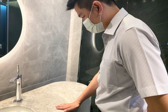 生活質(zhì)感需要細(xì)細(xì)品味，輕觸材質(zhì)質(zhì)地，觀察設(shè)計(jì)調(diào)性、紋路，職人細(xì)細(xì)琢磨，以講究打造生活，感受肌膚觸感最佳的質(zhì)地。