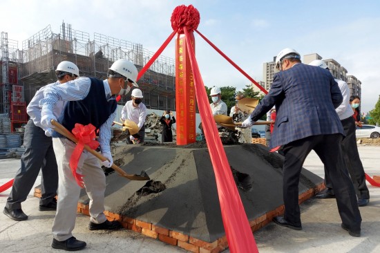 齊心共喊「開(kāi)工大吉」；以金鏟鏟起沙堆，象徵工程進(jìn)度平安順利，新業(yè)重視每個(gè)新案的起頭，勤懇踏實(shí)地為未來(lái)種下一個(gè)成家夢(mèng)。