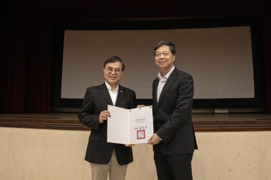 新業(yè)築願(yuàn)景工地能出一份心力，臺中市府也表達(dá)感恩之意，致贈(zèng)感謝狀。(圖右為大砌營造簡福榮總經(jīng)理)