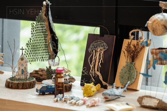 那些在海上漂流的浮木、浮球、漁網(wǎng)等等的海洋廢棄物，只要加上一點巧思就能製成創(chuàng)意支架、精美的吊牌、小巧精緻的美麗花器及更多更美麗的海廢作品，藉著老師的雙手，給予了這些海廢品全新的面貌。