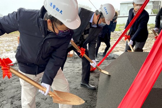 新業(yè)建設(shè) 穆椿松名譽(yù)董事長(zhǎng)(左二)、卓勝隆董事長(zhǎng)(左一)帶領(lǐng)新業(yè)團(tuán)隊(duì)，齊心共喊「開(kāi)工大吉」。以金鏟鏟起沙堆，象徵工程進(jìn)度平安順利，新業(yè)重視每個(gè)新案的起頭，勤懇踏實(shí)地為未來(lái)種下一個(gè)成家夢(mèng)。