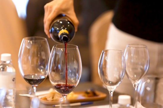 源自於墨西哥海岸的暖洋，繞過半個地球來到另一端北緯45度，灌溉大地，化作經(jīng)典的杯中佳釀。而歷史上女爵的聯(lián)姻、日不落帝國的發(fā)揚，讓波爾多紅酒登場之後，成為千年不滅的網(wǎng)紅，聞名遐邇。