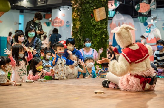 跟著音符動起來，感受旋律的擺動，2022新業(yè)童話節(jié)，開啟了一場奇妙森林裡的音樂派對。