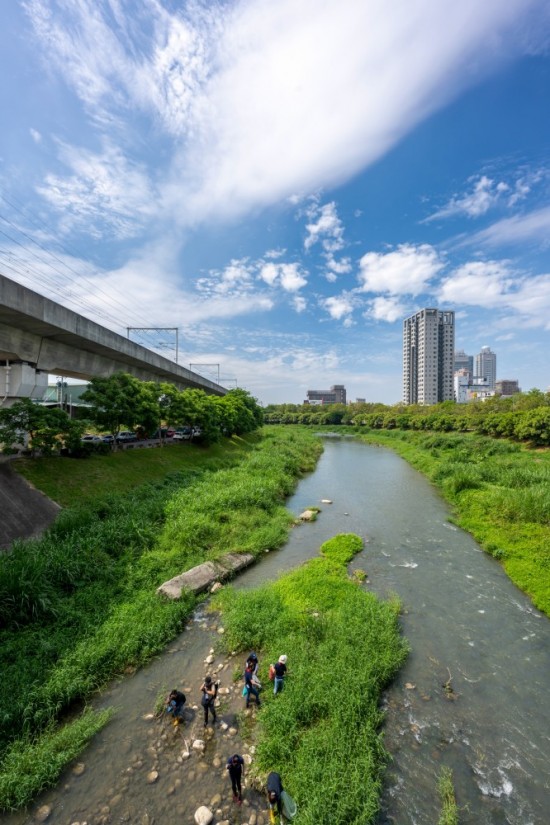 河流孕育人文，淵源流長的筏子溪，過去主要提供臺中五大圳的灌溉，少了三面光的水泥化人為整治，回到原始自然生態(tài)的共存模式，藍天與綠意相佐為美麗風景。