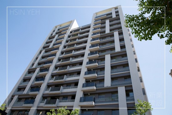 新業(yè)『自由居』歷經(jīng)1000多個(gè)晨起日落，這座東區(qū)的希冀，乘載著期盼與未來，於此，將展開『心』的所在。