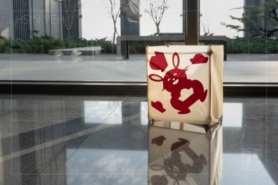 以剪紙裝飾燈籠，是古人對(duì)照明的創(chuàng)意，在白日陽(yáng)光穿透鏤空處，與光影共舞，也
別有一番風(fēng)味。