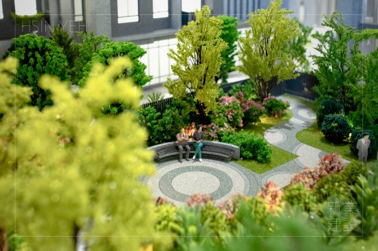 流動的日光綠蔭，一雙人影穿越其中，沉浸在綠意、恣意悠遊，是放鬆且愜意的好日子。