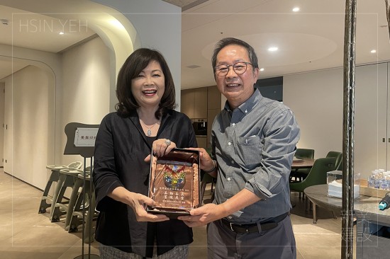 設計觀摩日，感謝同業(yè)的交流與分享，每場參訪尾聲，致上滿滿感謝並贈予紀念獎盃。
新業(yè)建設董事長卓勝隆(右一)與龍寶建設董座張麗莉(左一)
