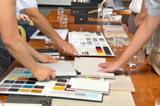 透過指尖觸摸面板，感受肌理、紋路、質(zhì)感，甚至板材韌度上的差異，感受每一份細(xì)節(jié)。