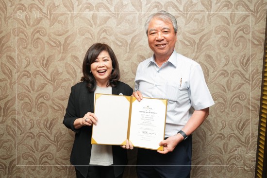 新業(yè)建設 創(chuàng)辦人–穆椿松先生(右一) 受邀擔任2024國家卓越建設獎–最佳社會住宅類評審委員，與 中華民國不動產(chǎn)協(xié)進會 理事長–張麗莉 (左一)合影。