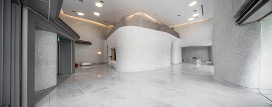 新業(yè)觀峰大廳，將曲牆、曲柱的元素揉入結(jié)構(gòu)體