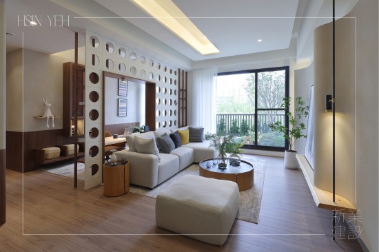 客廳與輕質(zhì)書房的規(guī)畫，以開放式的格局動(dòng)線銜接，讓原本的客廳變得寬敞明亮，也不失小書房該有的功能屬性。