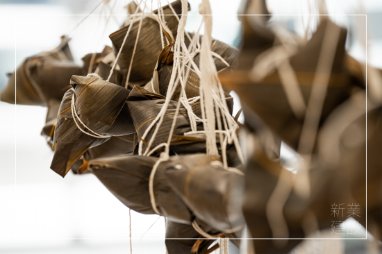 五月五，過端午，一串串的粽子，來自新業(yè)各部門同仁的雙手，上百顆的暖暖心意，全數(shù)捐給 ＃甘霖基金會 。