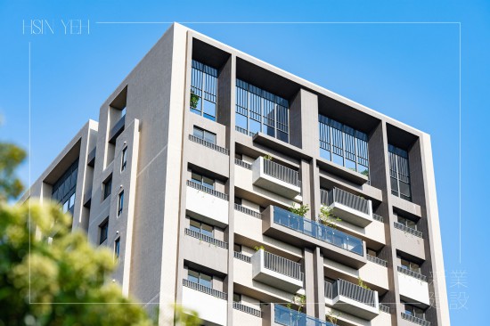 抬頭仰望，整齊劃一的磚瓦線條，工藝美學(xué)，展露的藍(lán)天，形成一幅壯觀的綺麗畫面。(圖為 新業(yè)–築願景 實景圖)