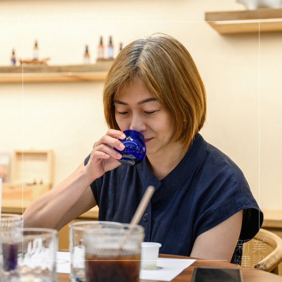 藉由手的溫度溫杯並輕輕搖晃，細(xì)聞橄欖油的果香味，含一口在口中，細(xì)品天然橄欖油所具備的果香味、苦味以及辣味。