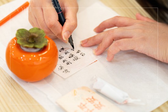 字字句句寫下對家人、好友，或是自己的祝福，將所有的美好封存在此刻，為生活留下印記，增添另一份溫度的回憶。