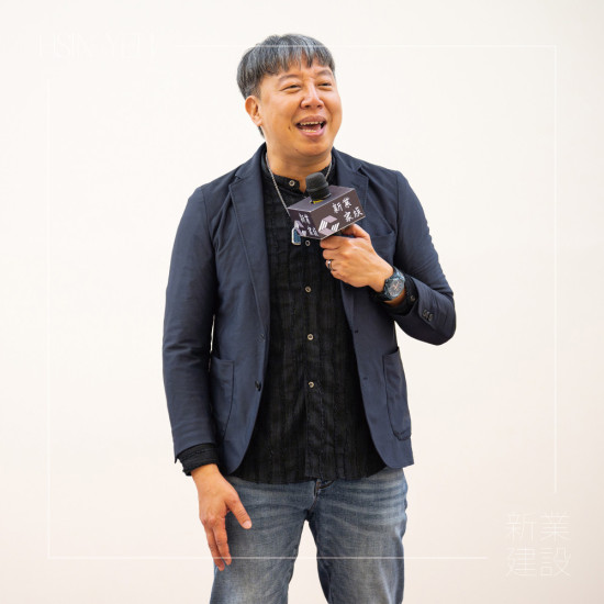 歐耶老師用說故事、演喜劇、辦講座等形式，將即興的快樂感動傳遞給更多人，讓大家在笑聲中，找回愛自己的能力。