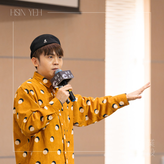 喜劇、脫口秀演員－黃豪平，從模仿出道到接下主持棒，不再只是模仿別人的聲音，而是讓人聽(tīng)見(jiàn)他的聲音，用流暢的口條及機(jī)智的反應(yīng)，搭起屬於自己的舞臺(tái)。