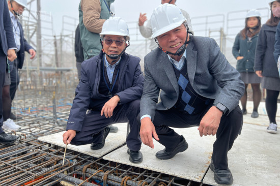 新業(yè)建設(shè)創(chuàng)辦人穆椿松先生(圖右)與卓勝隆董事長(圖左)共同扎緊「噴金漆鋼筋」，為上樑儀式注入最深切的期盼。