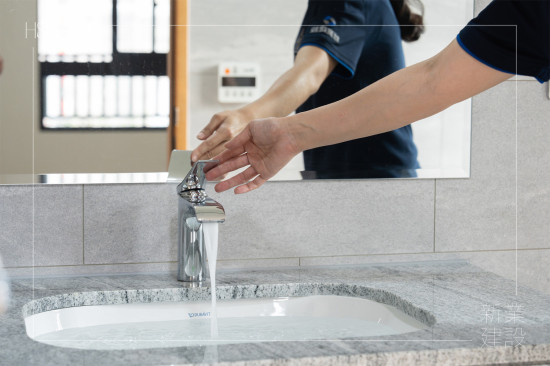 驗(yàn)屋環(huán)節(jié)DNA-將水裝滿下嵌式面盆，測試面盆周邊接縫處及下方排水管路，是否有滲漏的現(xiàn)象發(fā)生。