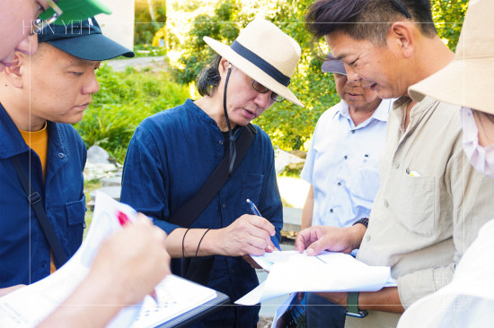 楊家凱建築師(圖中)與新業(yè)建築團隊、景觀設計團隊，親自到南投、彰化挑選適合的景石與樹種。