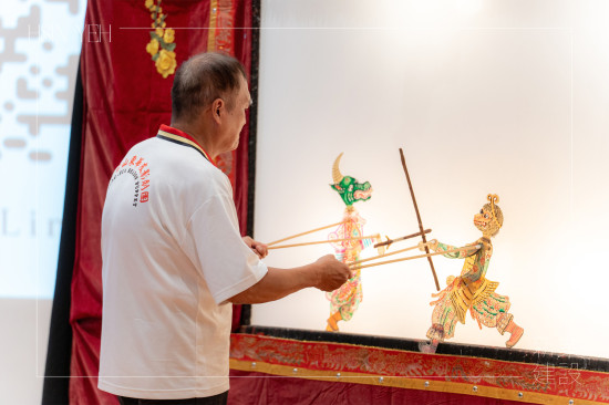 邀請來自高雄–東華皮影劇團，敘說家傳七代百年傳承文化，期盼傳遞無形文化資產(chǎn)。(圖中為張榑國團長)