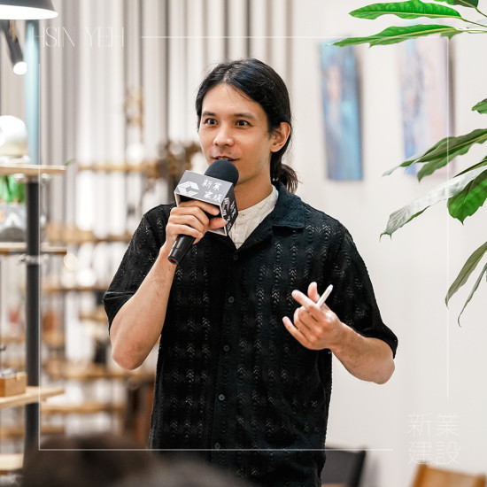 草木竹石的奇奇老師從一顆黃豆開啟味噌的故事，分享米麴在發(fā)酵中的關(guān)鍵角色，並延伸至甘酒的製作與風(fēng)味，理解食材背後的生命力與時(shí)間的藝術(shù)。