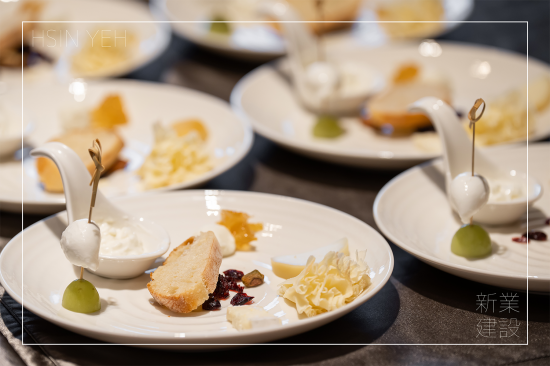 品嚐7款乳酪，從清新到濃郁，風(fēng)味層次變化，分享臺(tái)灣在地新鮮乳酪與熟成乳酪的差別，並搭配佐料，提升食物的口感風(fēng)味。