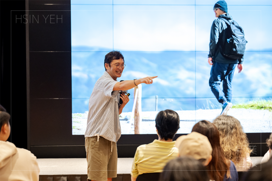 誤打誤撞，踏上郵務人生的差差，八年前無心插柳的照片卻意外在網(wǎng)上爆紅，超過萬人透過他的鏡頭，追蹤著他所看見的臺南。