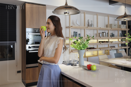 開放式中島（kitchen island）設(shè)計(jì)，善用廚房空間，高度、檯面及插孔的客製化選擇，讓廚房操作起來(lái)更加便利時(shí)尚。