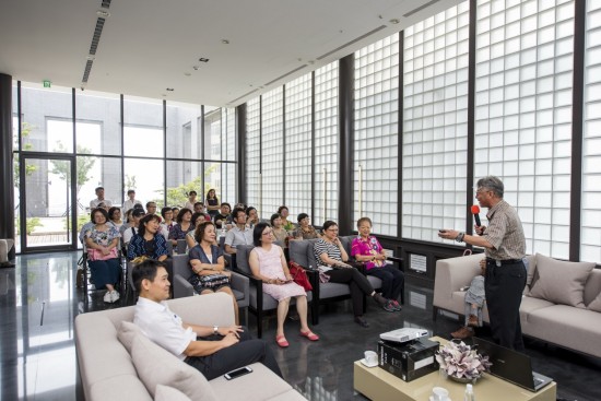 透著整面落地窗灑落的午後煦陽，調(diào)和出明亮舒適的採光，一覽無遺的景致讓人感到身心靈的放鬆