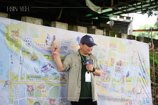 由荒野志工開(kāi)場(chǎng)，講解筏子溪多元豐富的生態(tài)，用可愛(ài)繪圖的方式讓大朋友小朋友聽(tīng)得意猶未盡。